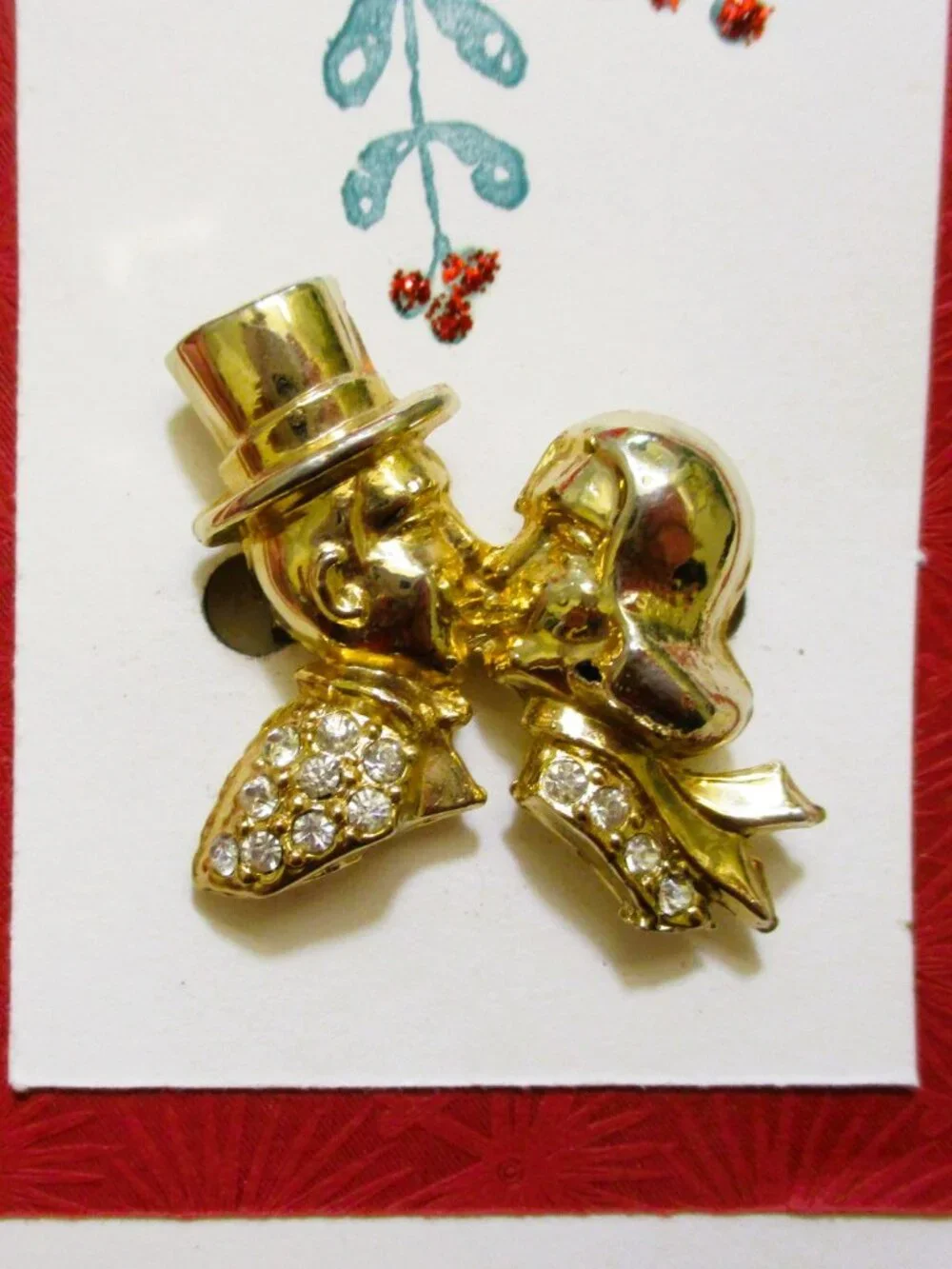 VINTAGE Mistletoe Kissing Couple Brooch Card ~ Gold Plate Rhinestone Jewelry
